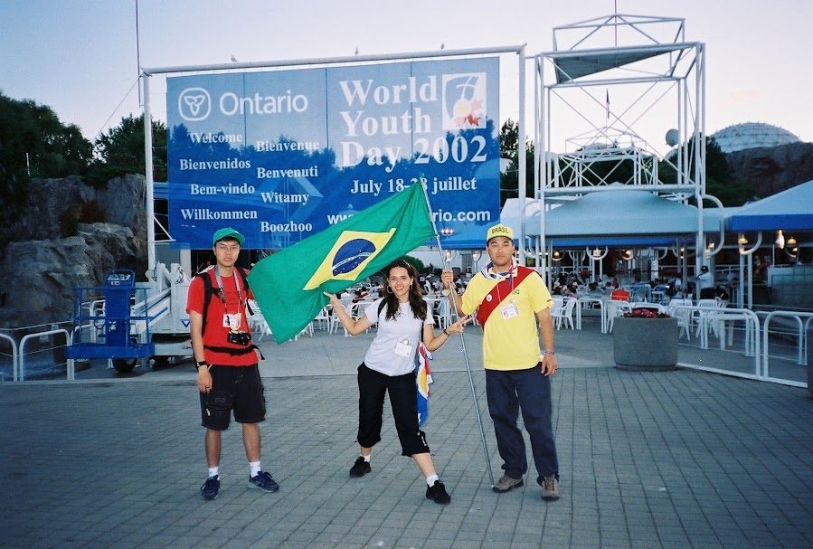 Registro da Jornada Mundial da Juventude de 2002 no Canadá, com a bandeira brasileira entre jovens de diferentes lugares